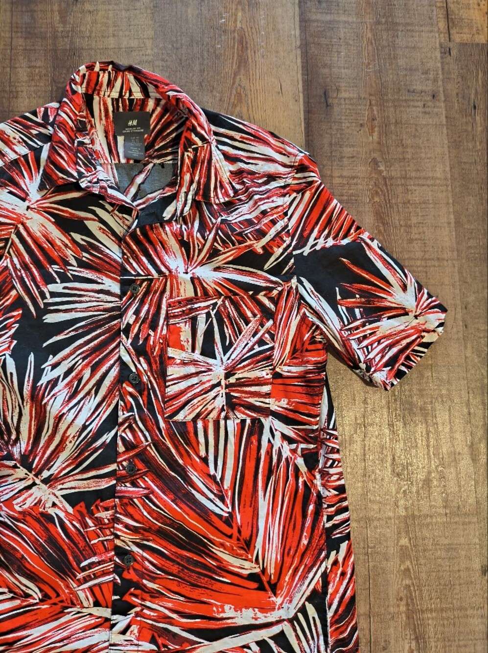 H&M Red White Black Tropical Palm Button-Up Short Sleeved Collared Shirt Size XS - Picture 2 of 9